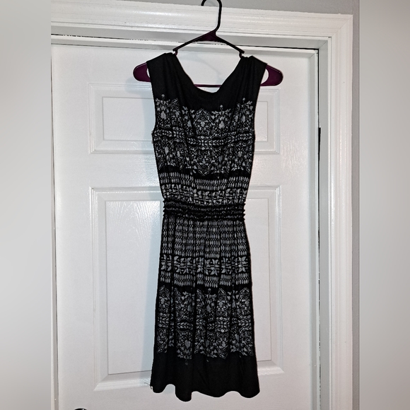 Max Studio Dresses & Skirts - Max Studio size Small midi dress (comes to right above knee)